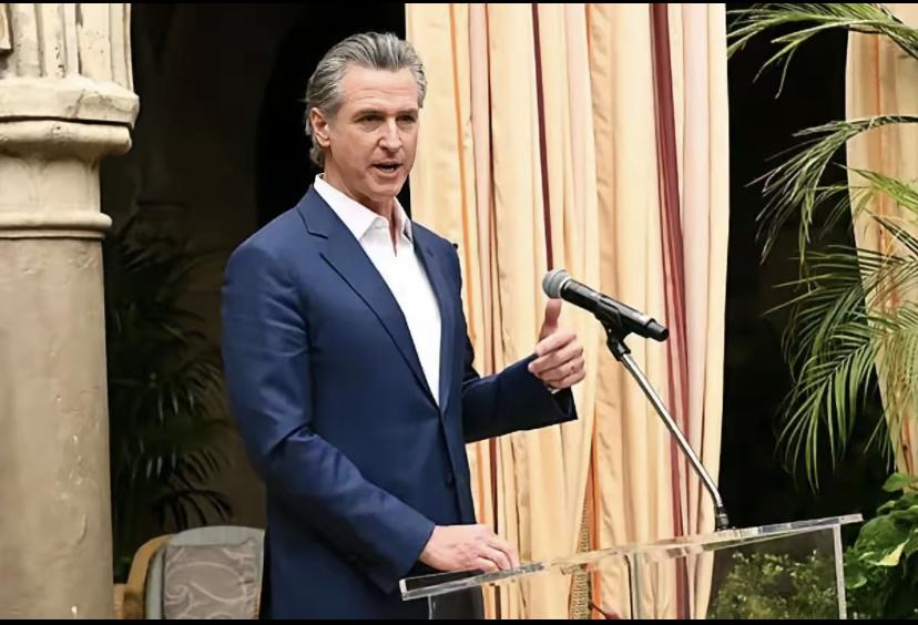 2月17号，加州州长纽森在社交媒体上发了一条消息，说要搞一件大事。
 
他说，加