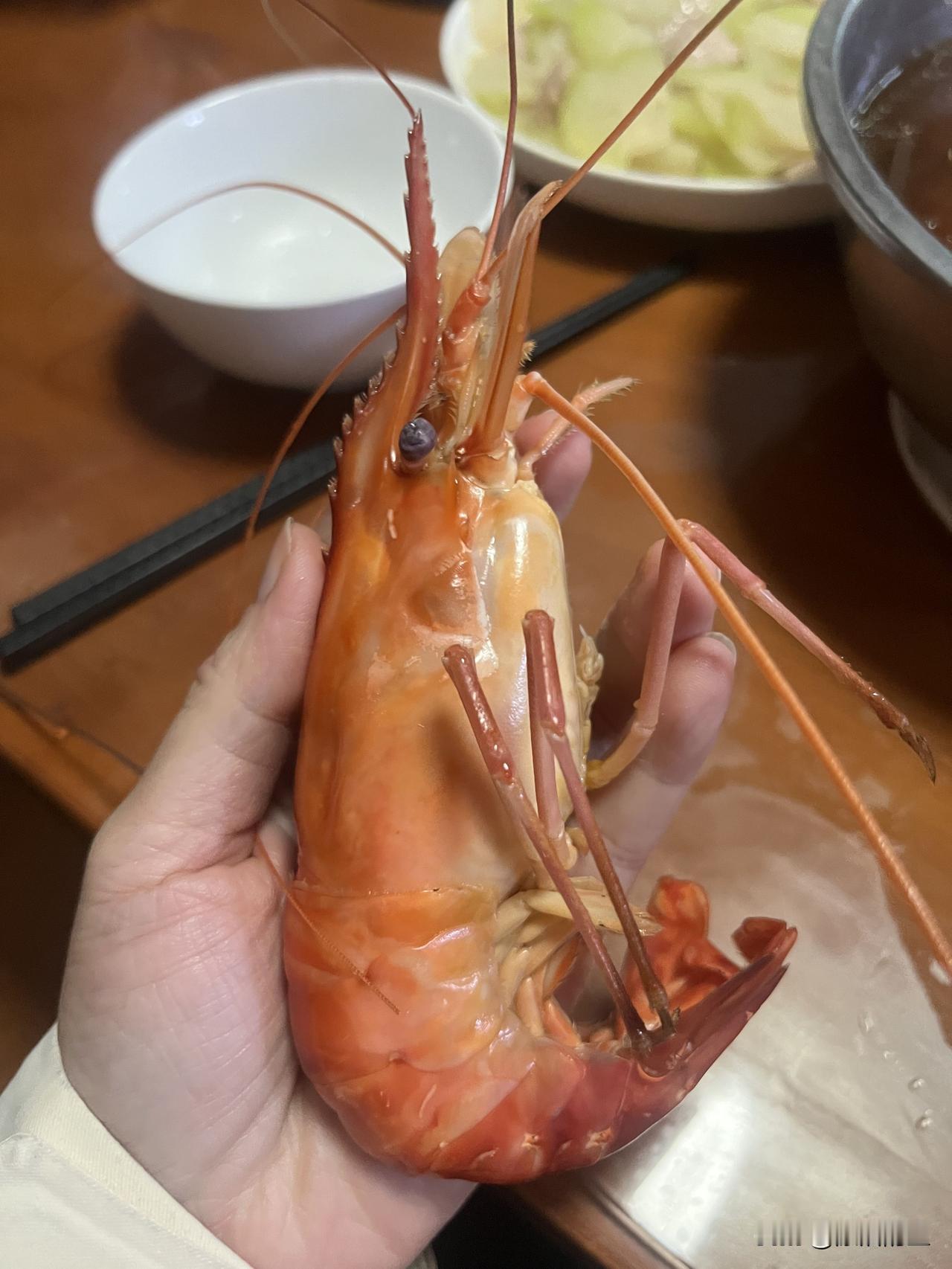 家人们谁懂啊！今天吃到的这只大头虾也太夸张了，比我手掌都大一圈，拿在手里沉甸甸的