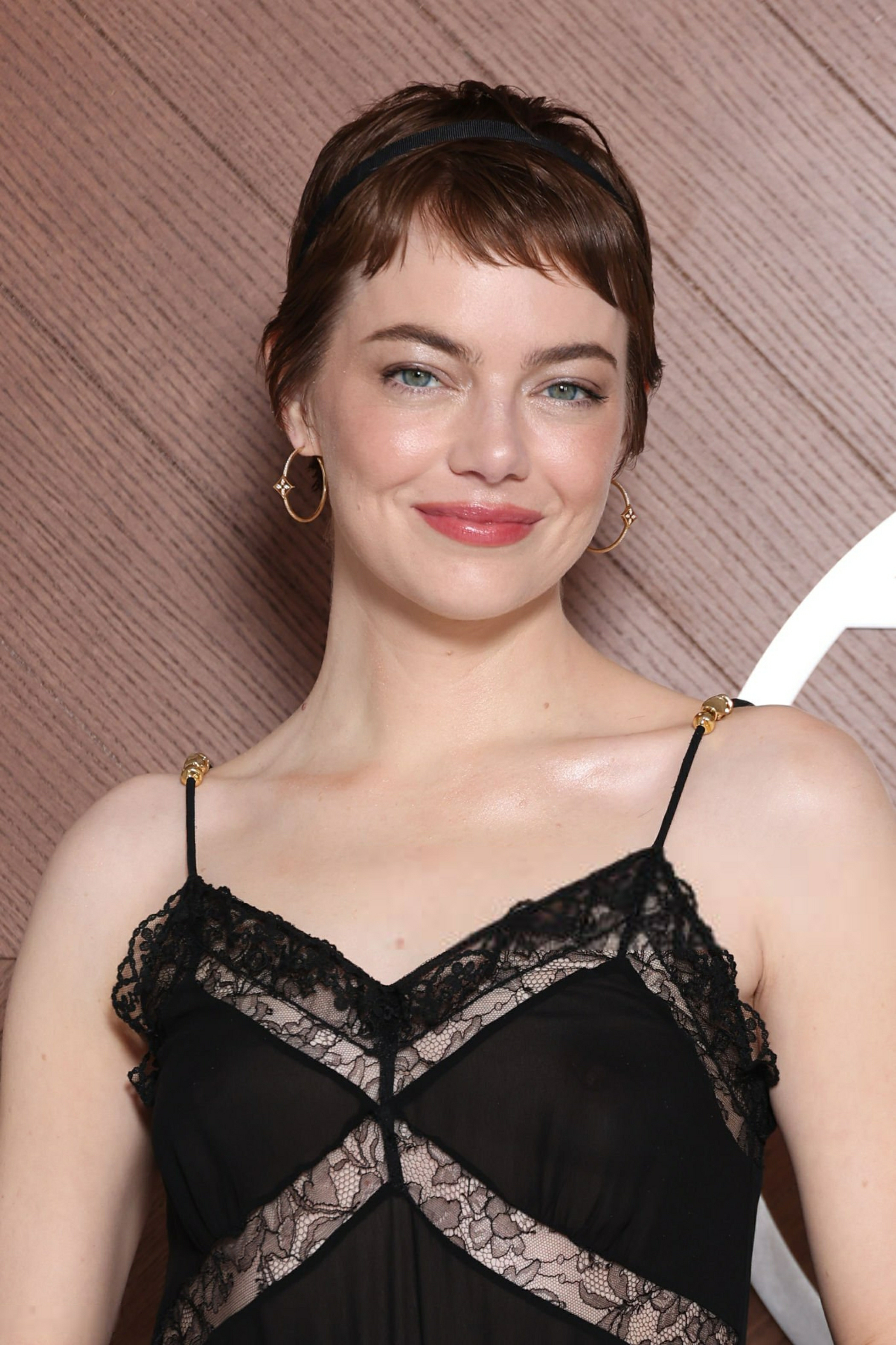 今年巴黎时装周现场，石头姐艾玛·斯通Emma Stone亮相看秀 ​​​