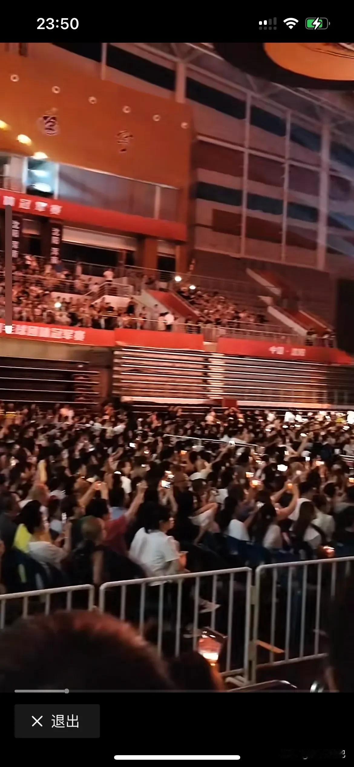 小黑粉们越黑，岳云鹏越红。又是小黑粉把岳云鹏演唱会送上热搜！岳云鹏非要唱想不火都