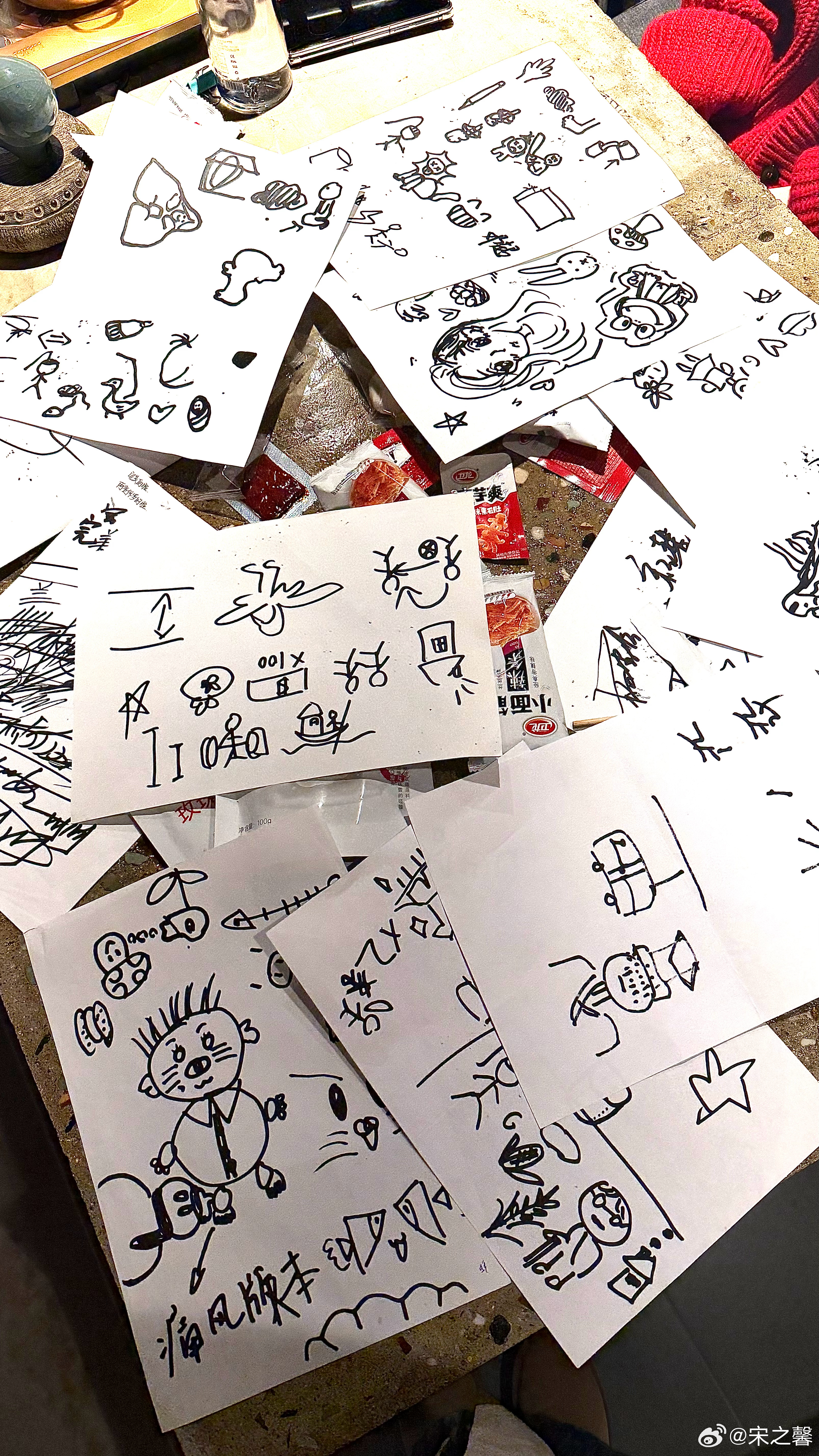 被《现在就出发》的你画我猜洗脑了 画一桌子莫名其妙的东西玩到凌晨四点 困的我眼睛