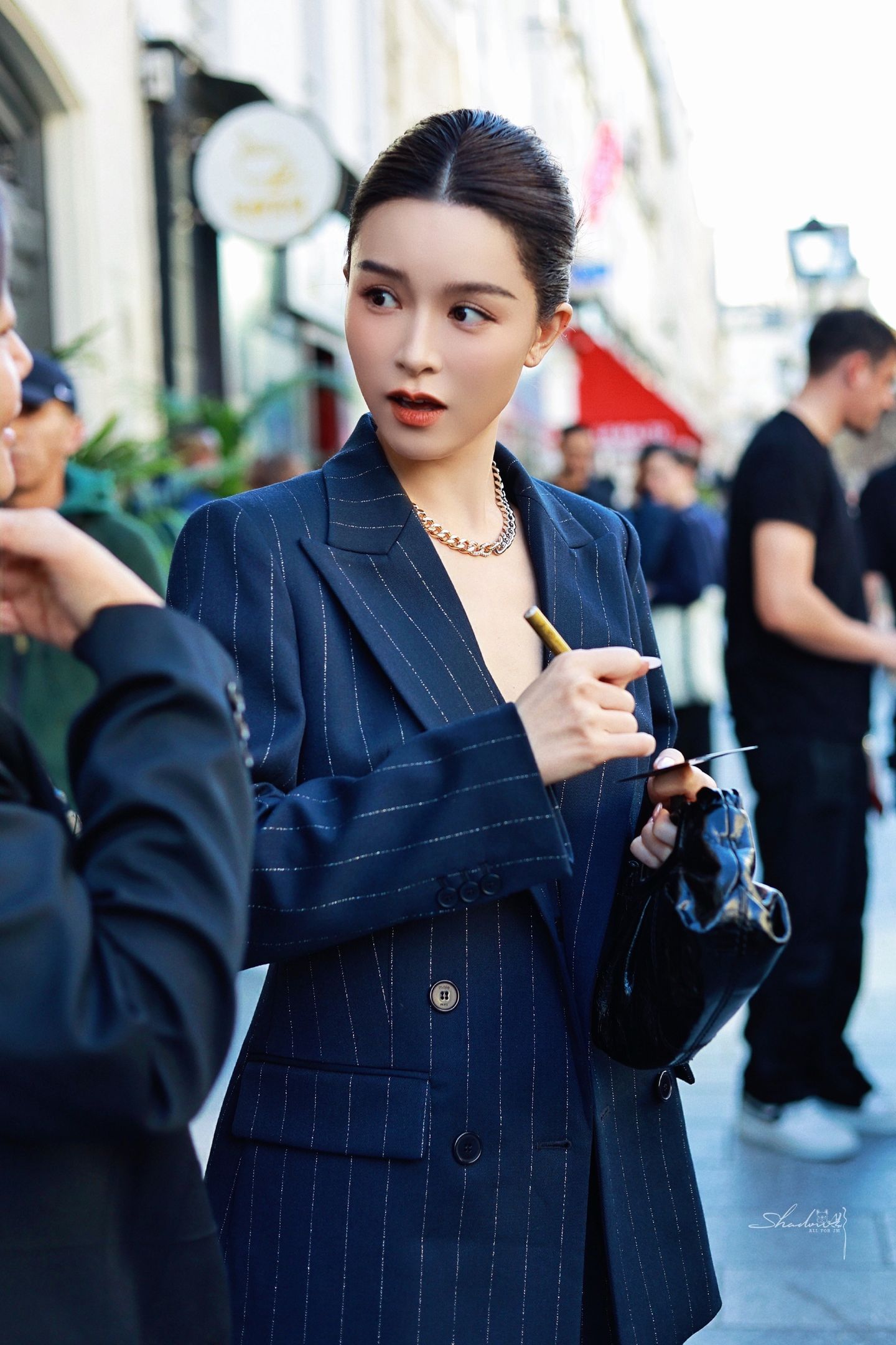 文咏珊出个国帅成啥了被文咏珊的机场新造型帅到尖叫！笔挺的条纹西装上身，瞬间变身走