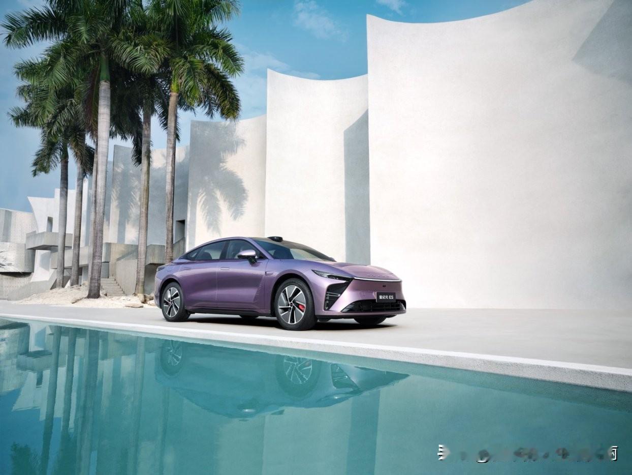 舒适性配置更是越级，主驾座椅带加热/通风/按摩三功能，长途开车腰不酸；副驾零重力