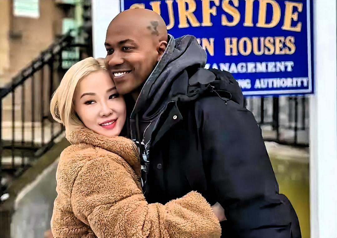 中国女孩和黑人运动员恋爱结婚究竟是什么滋味？看看这位中国妻子倚在NBA“孤狼”马