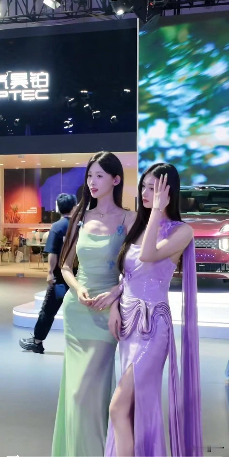 2026年成都国际车展依旧精彩，
模特依旧非常耐看，
很多女生都很有气质，
不过