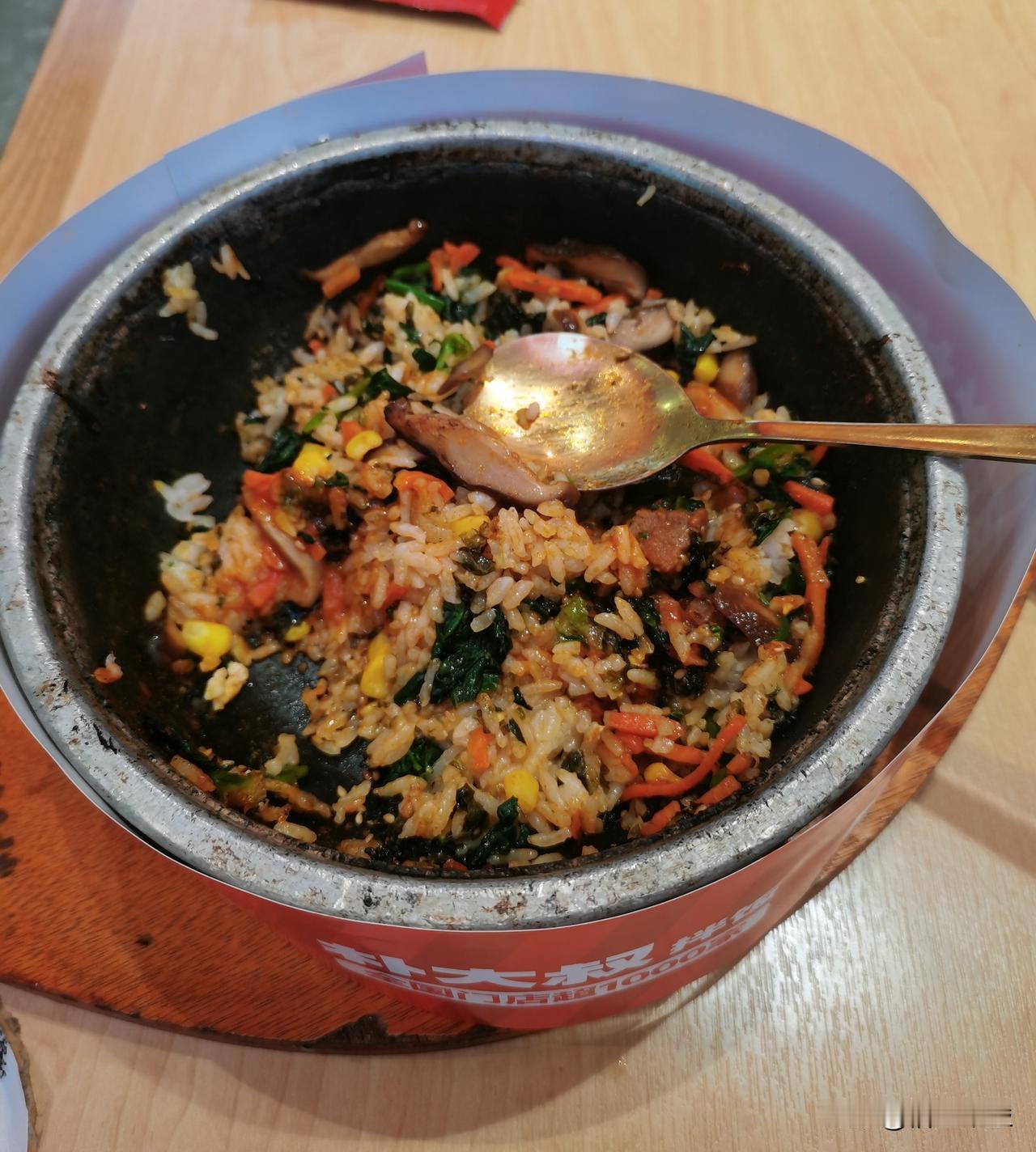 今天去万达广场吃“朴大叔拌饭”，第一直觉是冒牌，完全是国内商家蹭延边朝鲜族风味。