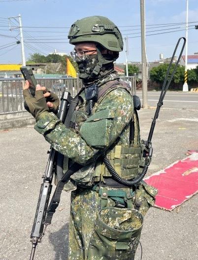 兵器影像[超话] 伪军用的这是什么手机，好像叫什么战术终端。 ​​​
