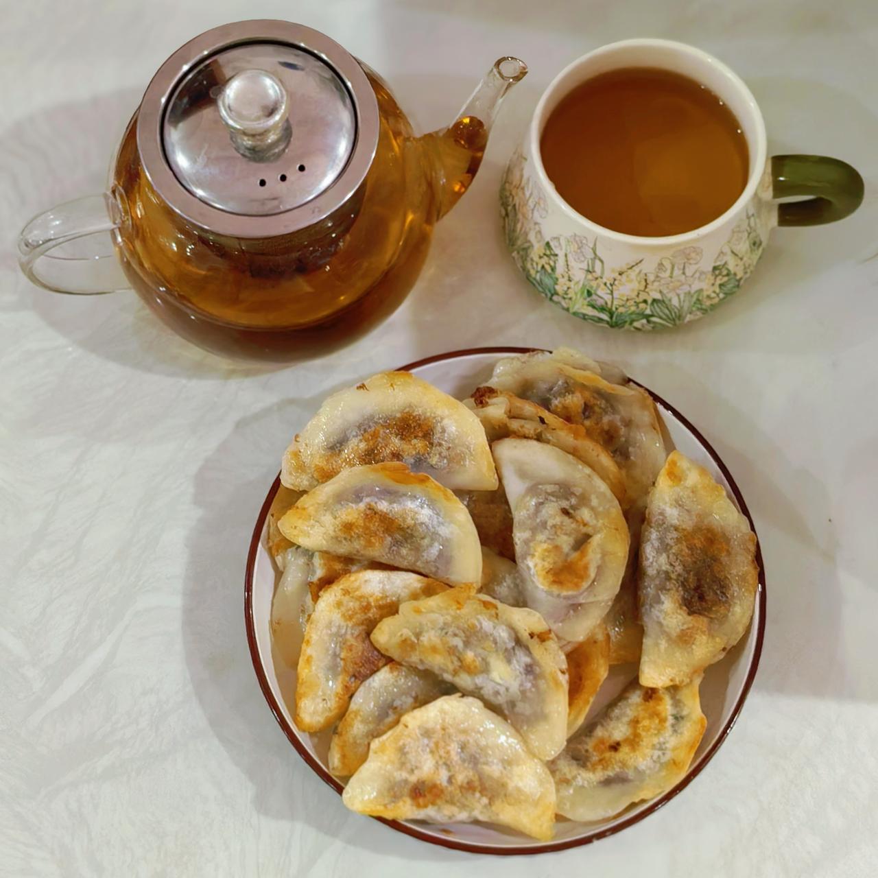 周末时光～
阳光明媚的午后，
一杯热茶，一份煎饺，
这就是我想要的小确幸。

晒