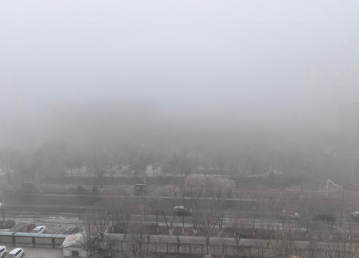 你是不是也发现，职场里最怕的不是加班，而是“站队”？
有些人表面笑嘻嘻，背地里给