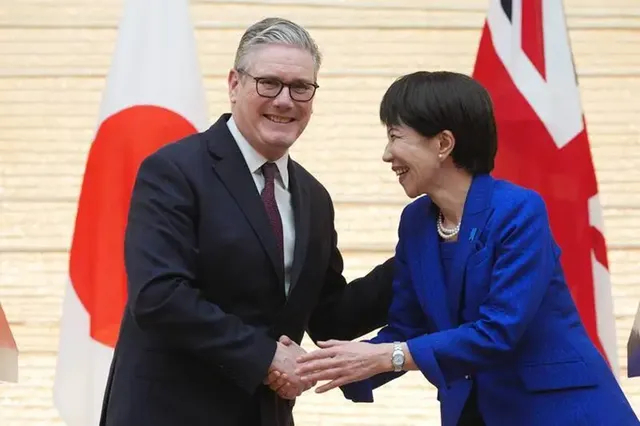 【自称“铁娘子”的高市早苗，人刚到英国，红毯和接机仪式一个没有】高市早苗最近大搞