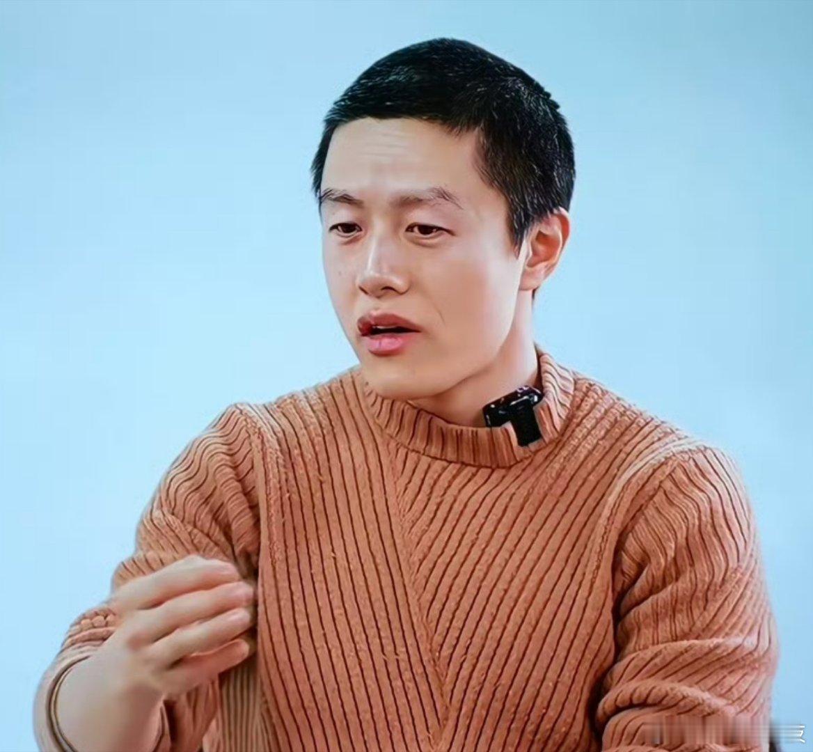 饺子导演的毛衣400块  这……不是400块还是4000块的问题，主要是身边穿毛