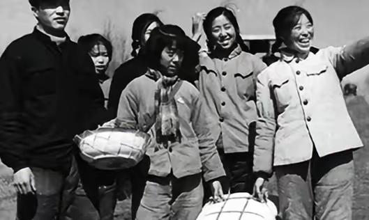 1977年秋，知青王建全因国企招工要去体检，他叫上了杜玉娟，知青点就剩他们两人，
