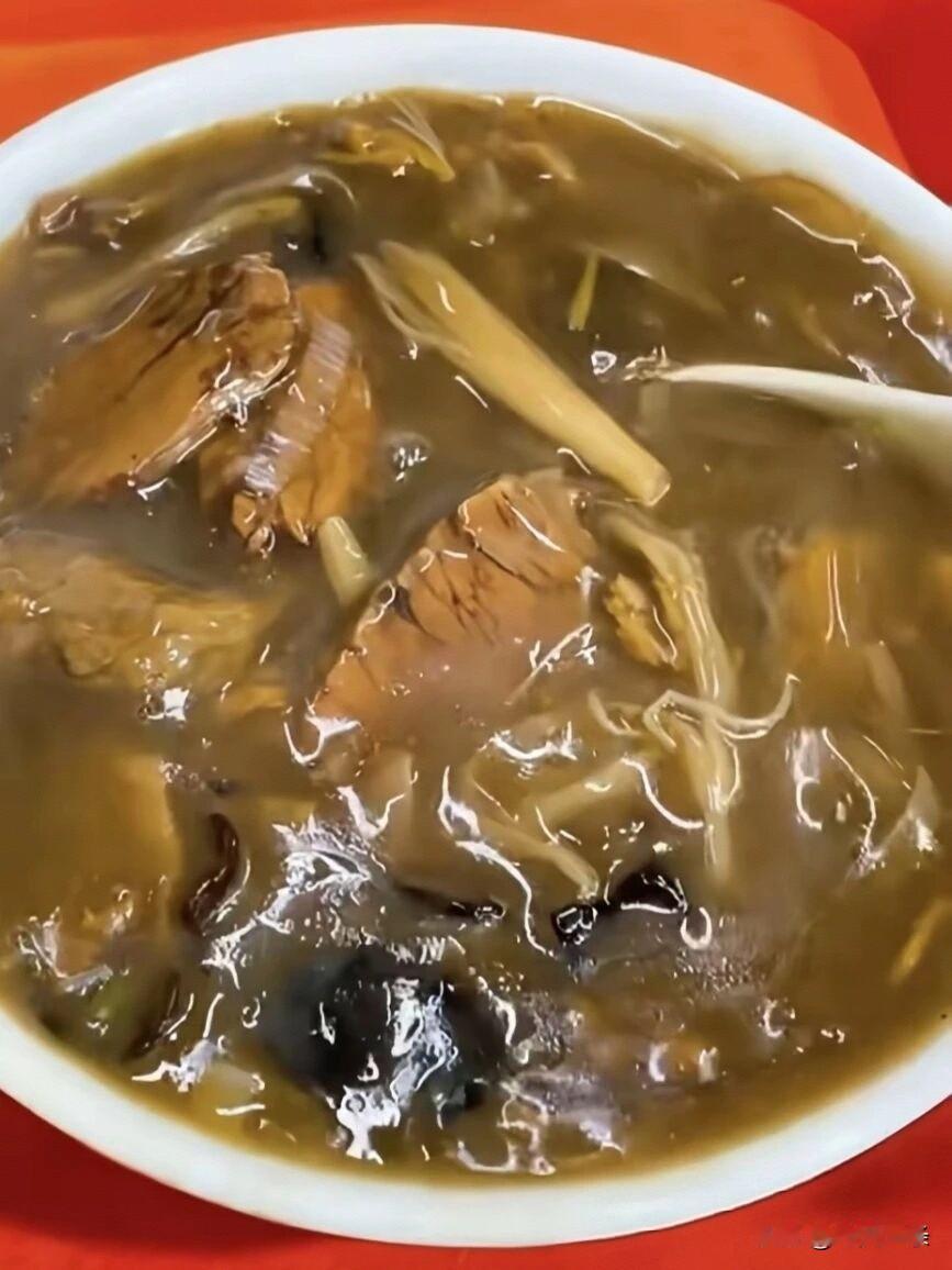 立秋喝秦家胡辣汤，吃黄家大馅儿包子。
河南人专属烟火搭配。
[大笑]