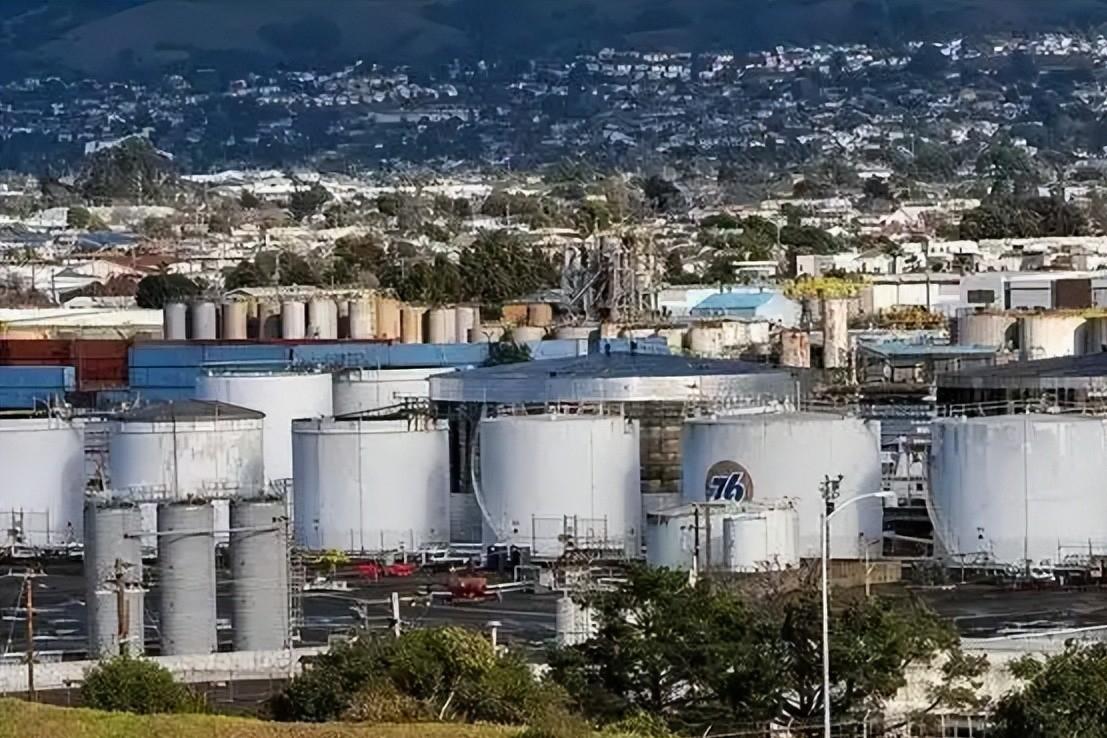 美国超级炼油厂发生爆炸，浓烟高达千米，还有噩耗等着特朗普

得州亚瑟港炼油厂的一