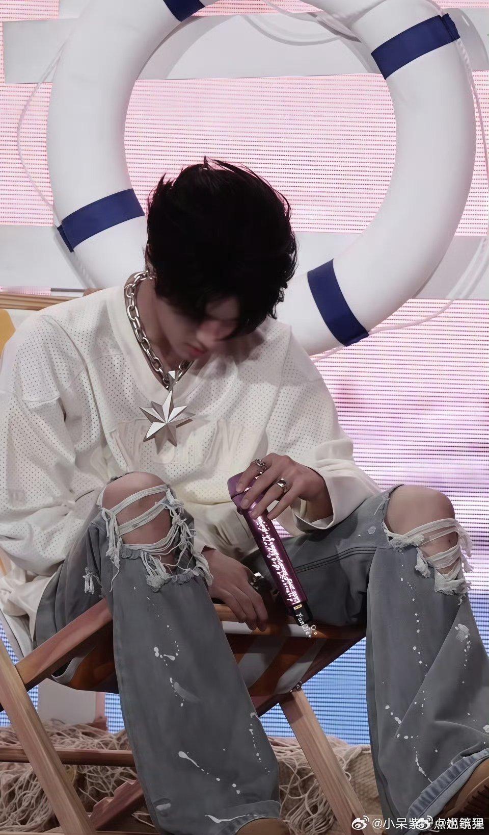 张峻豪的台风是天生的吧 一上台气场直接拉满！张峻豪的台风稳得像刻在DNA里，舞台