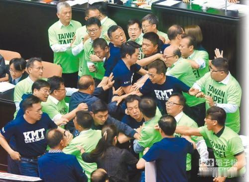 盼望着祖国统一的大陆同胞不要随随便便称台湾人为“网友”，除了高喊下架民进党的同时