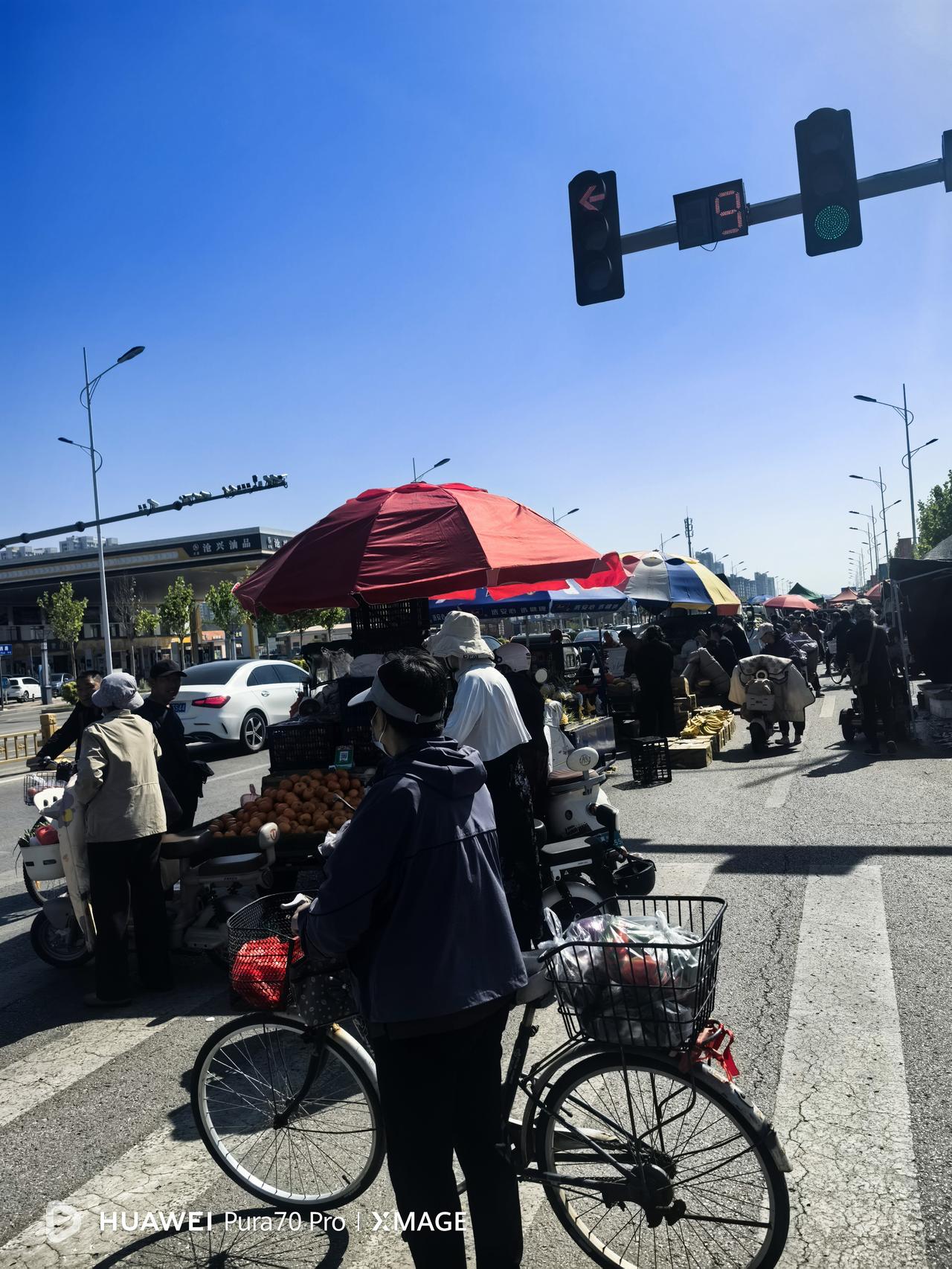 吾悦广场对过就是姚庄子大集，已经很久没来大集逛逛了。今天正逢大集，去买点儿菜秧子