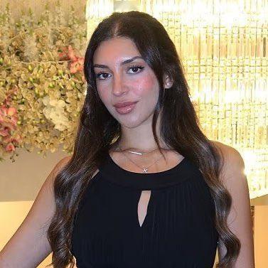 美国一 29 岁女官员被实名举报，被包养 3 个月花了金主 4 万美元。这个女子