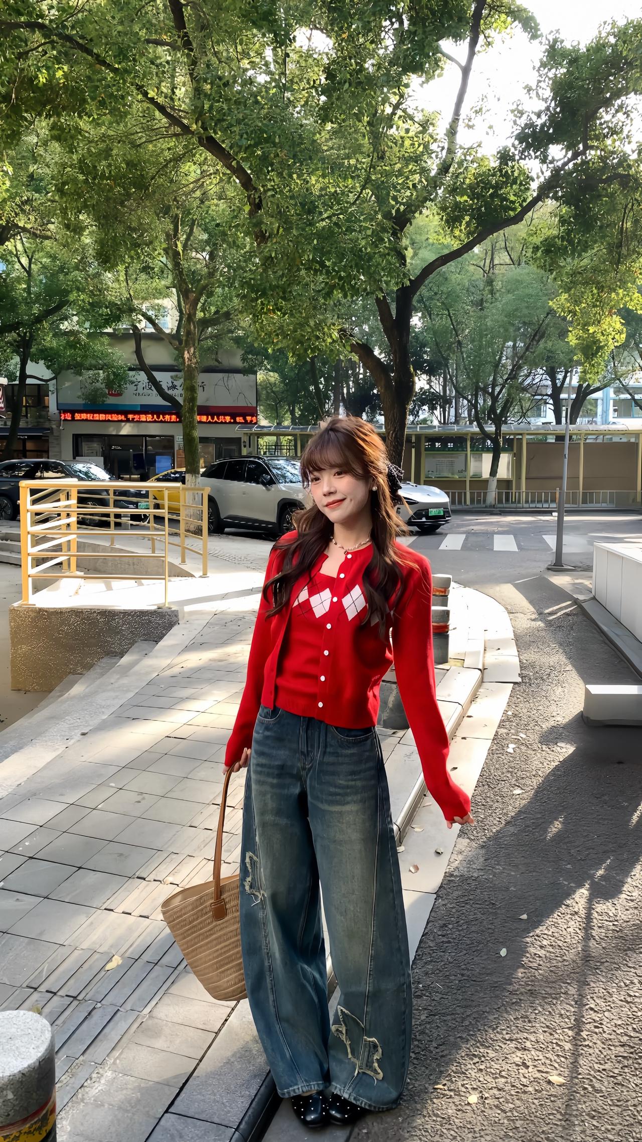 早春穿搭公式｜红菱格针织+毛边阔腿裤=元气少女
早春穿搭 自带春日元气的甜系穿搭