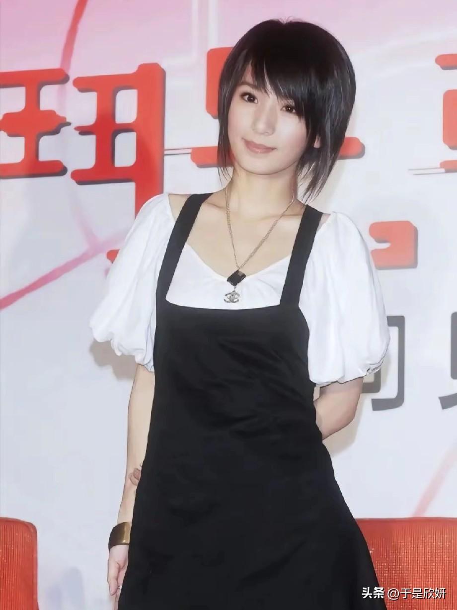 谁的青春DNA动了！😭 翻到田馥甄早年活动生图，直接被狠狠戳中——这哪里是“文