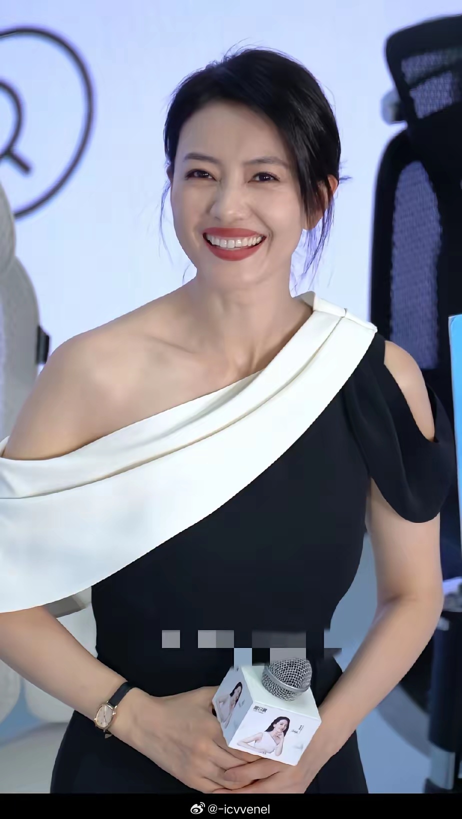 这衣服真丑！白瞎了圆圆好身材、漂亮脸蛋啦！嘴那么大还不影响她的美这才是标准的美女