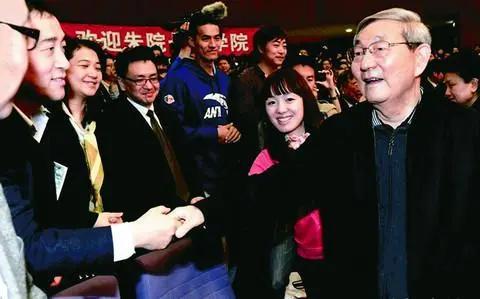 在2001年初的一次会议上，朱镕基同志对国家计划生育委员会的工作提出了批评，5月