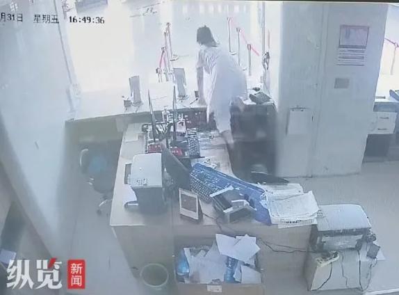 这下好了，不仅濮阳的人知道了，连全国人民都知道了！医院收费员小姐姐三步跳窗台紧急
