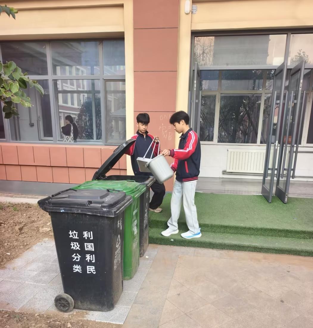 垃圾桶放在隐蔽处还是显眼处？

郝校长发了一张图片给我，中学部的垃圾桶摆放在楼东