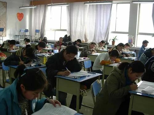 广东江门，大学生考试时使用手机，将试题拍下传给校外同学，被学校认定为严重作弊，并