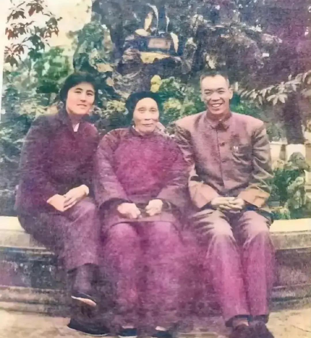 60年代，梁兴初和母亲，以及妻子任桂兰，留下的一张合影，照片中的母子三人坐在花坛