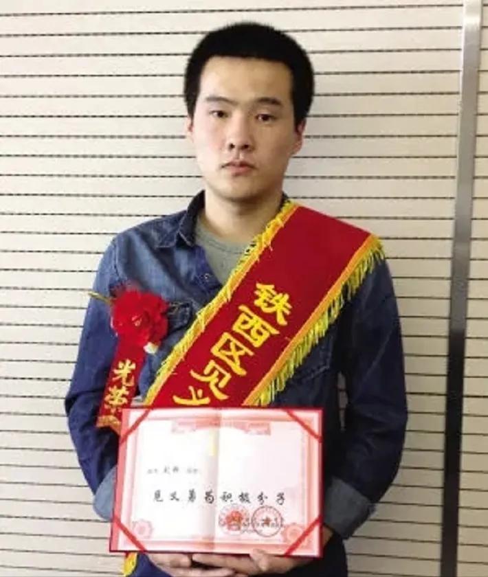 2012年，沈阳一男子突然拿刀刺向怀胎8月孕妇的肚子，路人吓得魂飞魄散纷纷逃离，