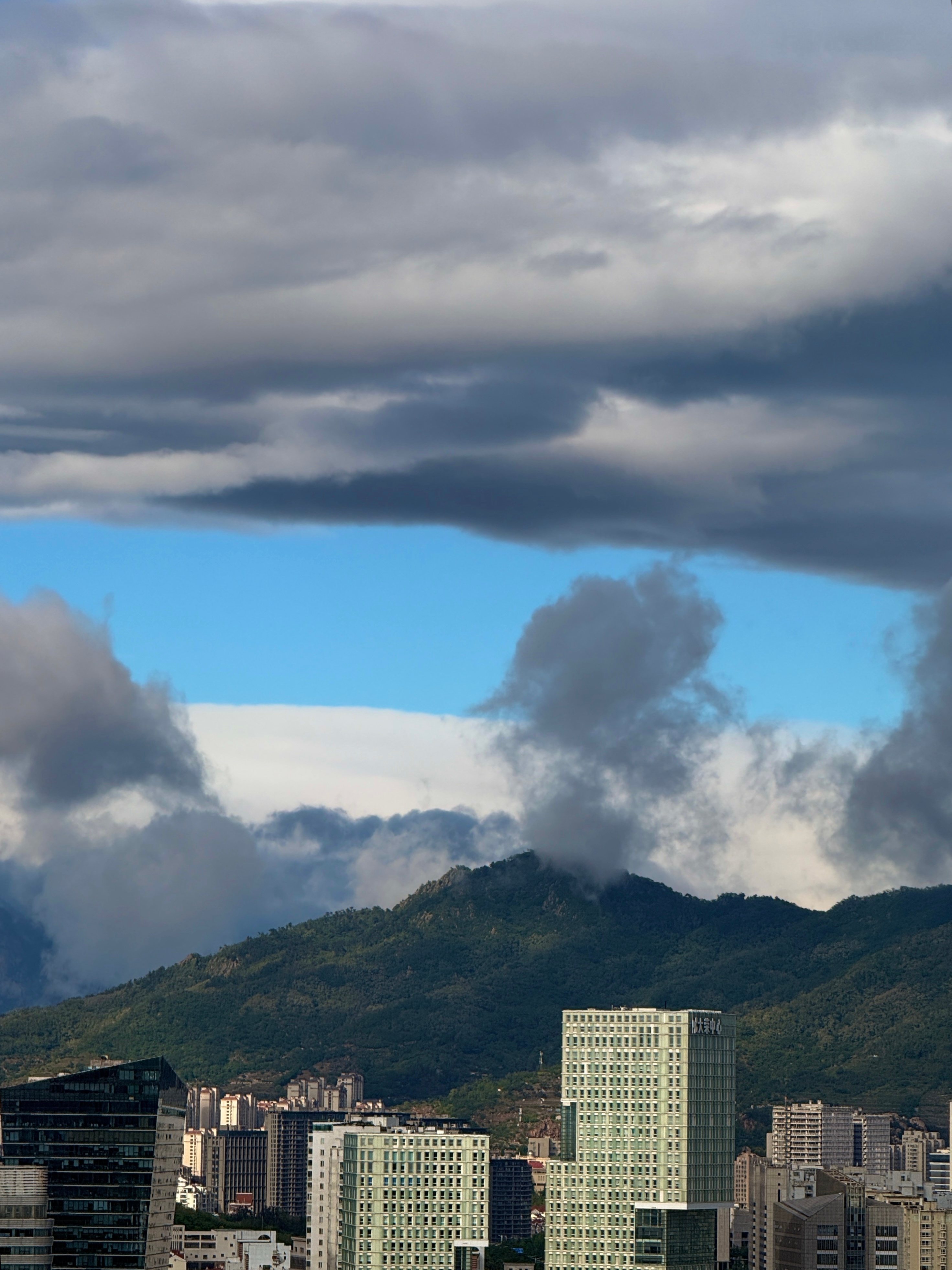 此刻窗外的天空真的美死了，阴雨大雾了十天终于迎来了晴天