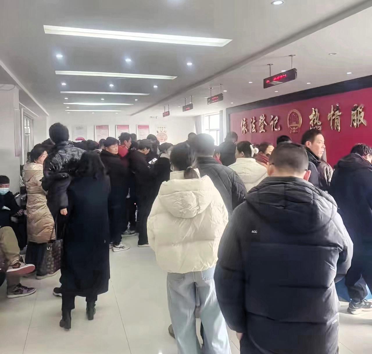 估计民政局的工作人员自己也没想到，
节后第一天，
大厅就那么热闹。但不是排队结婚