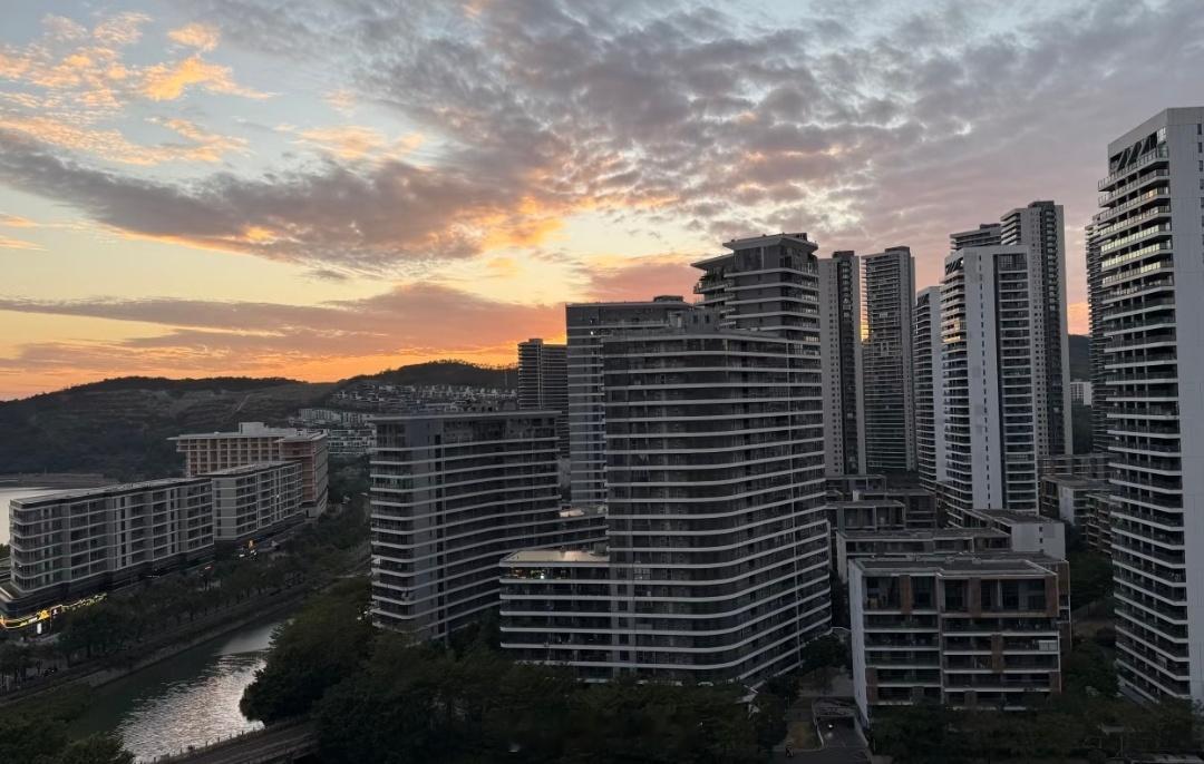 某网友说，她从北京到惠州已经一个星期了，住在小径湾，来之前幻想挺美好的，到了之后