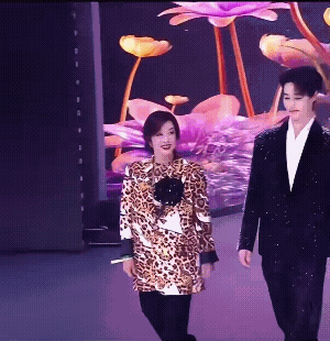 75岁刘晓庆红毯小跑、五小时转场不喘，核心靠运动+饮食+心态+作息四大硬核自律，