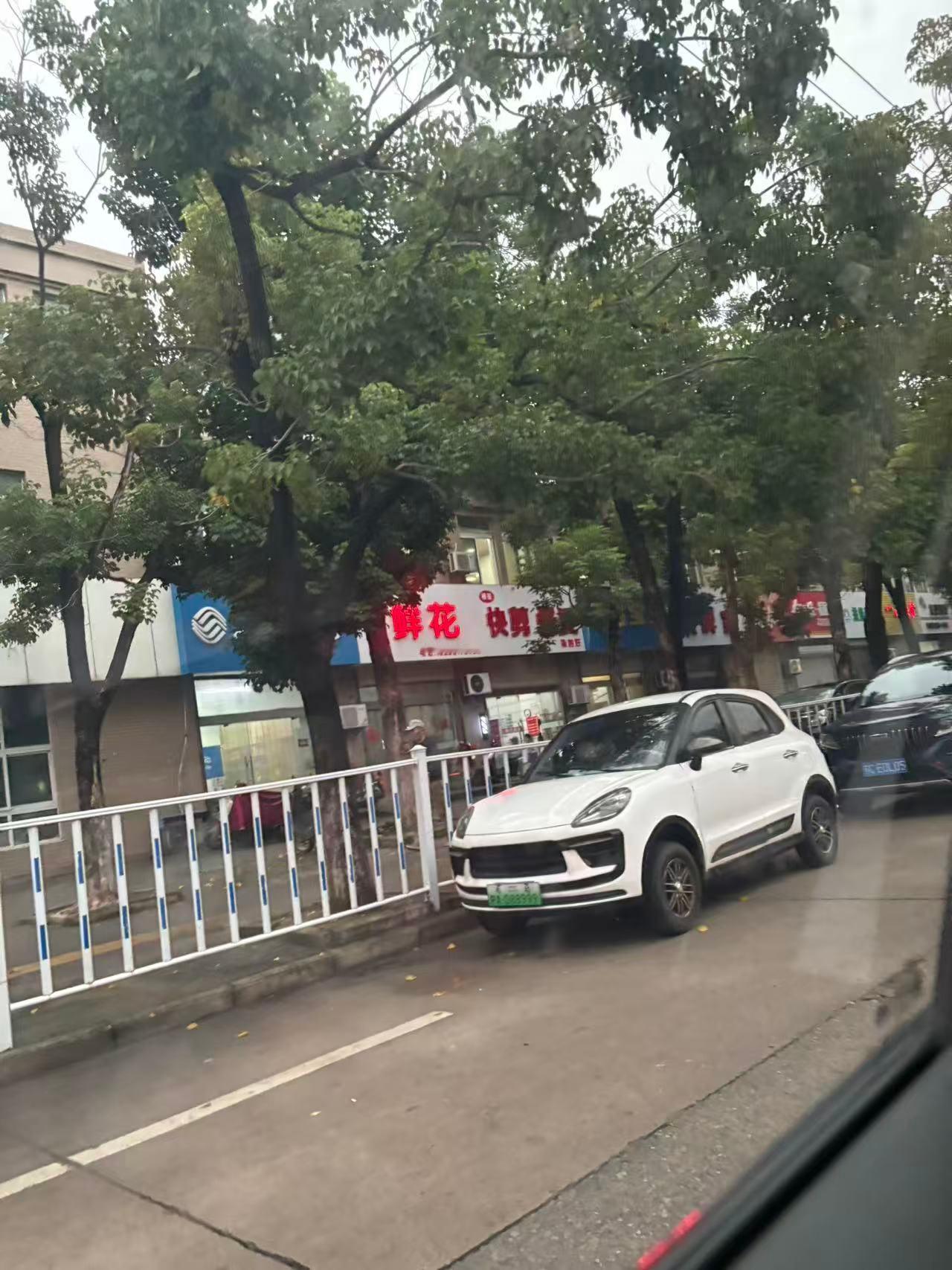 这里大街上不缺保时捷，只是尺寸小了一点点而已[喵喵][喵喵][喵喵]汽场全开  