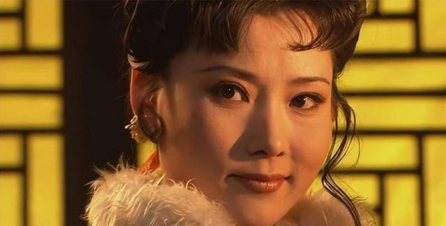 2000年 ，《大宅门》拍摄现场 ，何赛飞突然走到陈宝国面前 ，冷不丁地就扬手给