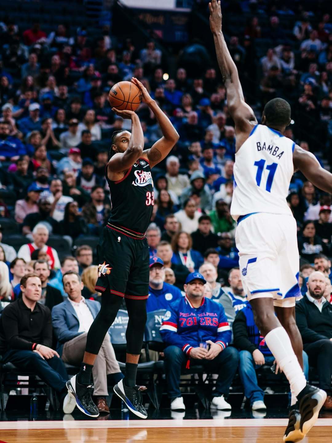 拼到最后！全场比赛结束：76人队主场背靠背106-102险胜爵士队，球队终结两连