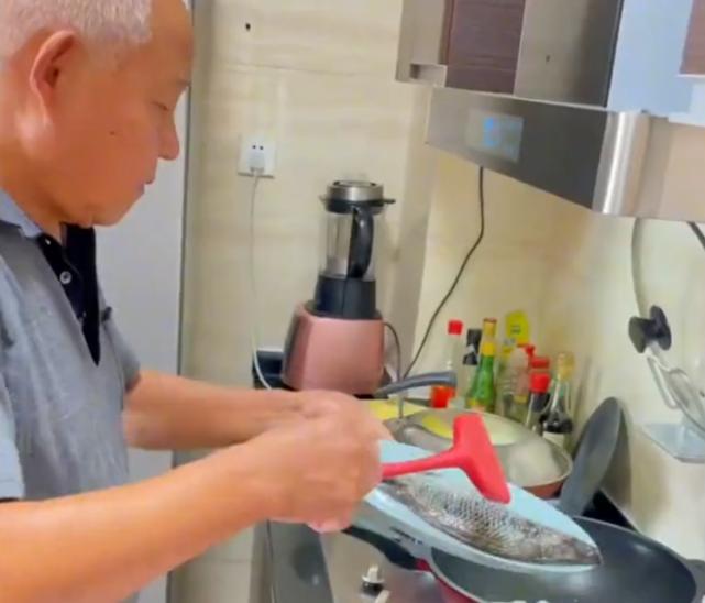 一个年近70岁的公公，千里迢迢从安徽来到广东看望儿媳妇，他们6年没有见面了，老公