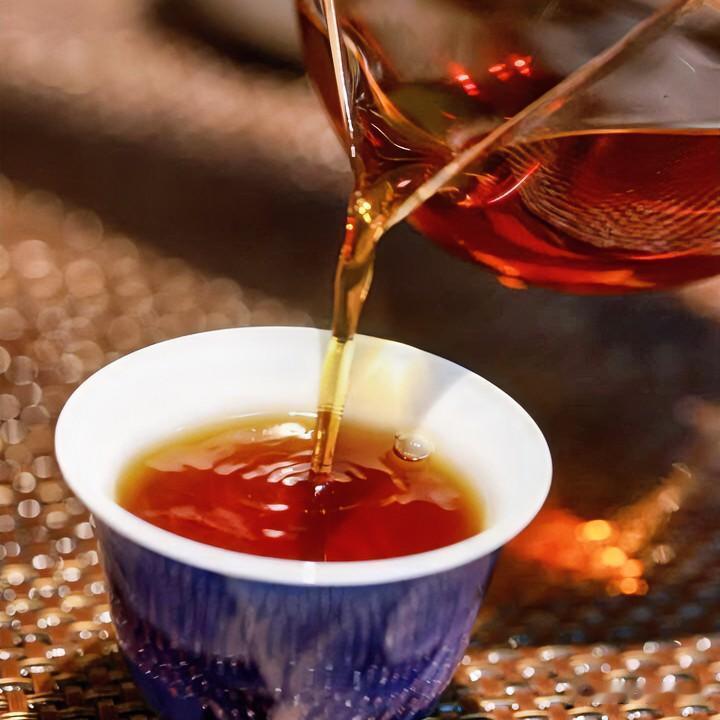 《茶时哲思·水调歌头》
人生似茶盏，岁月注华年。青瓷浮沉辗转，叶展意如烟。慢煮光