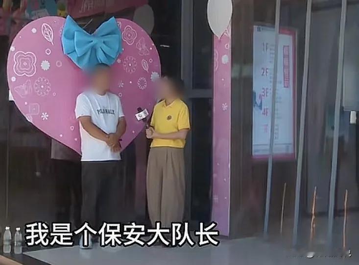 重庆。
男子在公司任保安队长，突患脑梗，治疗两个月上班，公司竟让他当保安，工资从