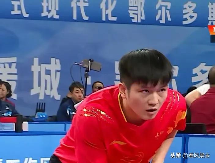速报:在2024年全国乒乓球锦标赛男团四分之一决赛中，上海队樊振东以3比0完胜青