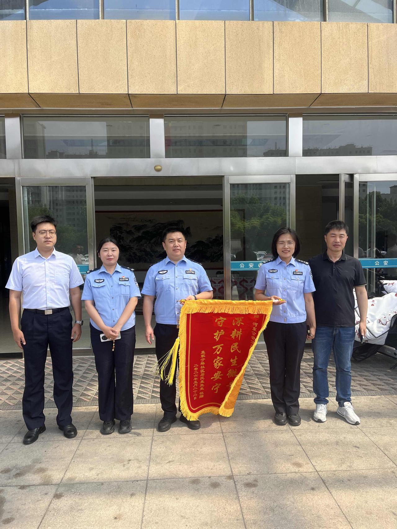 今天跟大家聊个一位大妈顺手牵花被处理的事。

河东有个大娘，晚上12点下班之后，