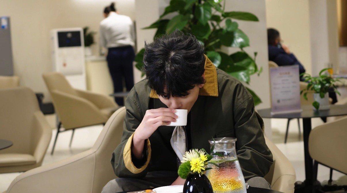 张呈雷淞然夺冠奖励自己新车张呈雷淞然提车给对方vlog配音 从挨厕创排到舞台登顶