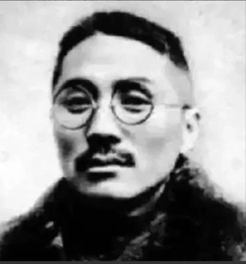 1934年，一美女间谍使出浑身解数将王亚樵勾上了床。一次醉酒后，她双手举枪瞄准了