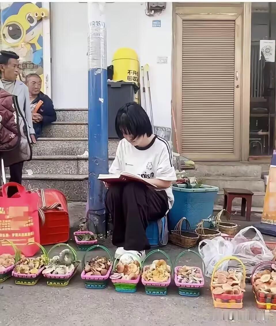 19岁云南女孩靠残疾父亲擦皮鞋供她读书，今年高考考了674分，当她在集上售卖野生