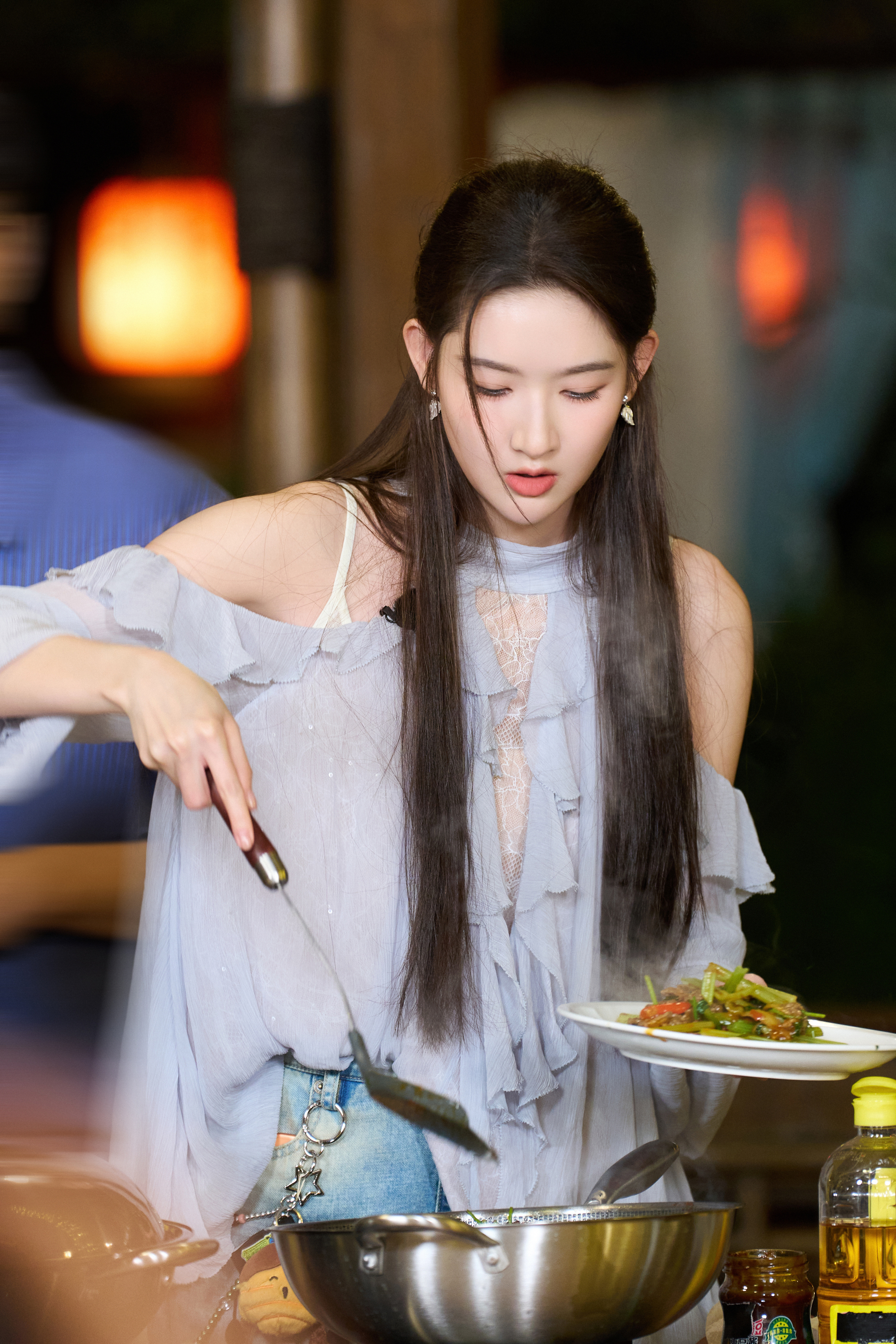王玉雯今日地球超新鲜2第十期穿搭，清爽浅蓝荷叶挂脖上衣轻盈飘逸，露肩版型松弛灵动