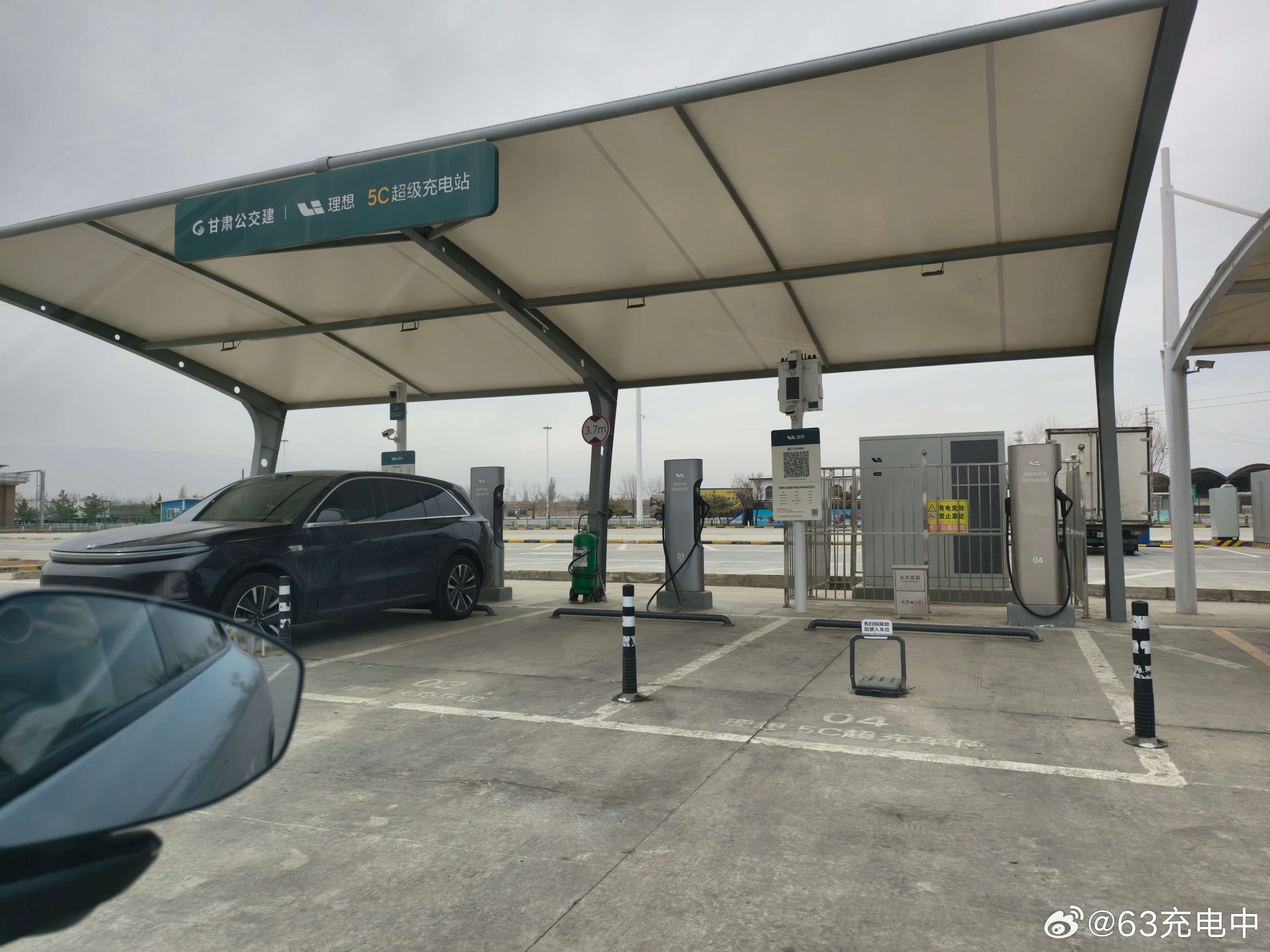 从张掖出来到兰州这段连霍高速，好多服务区都有理想 5C 超充新能源汽车