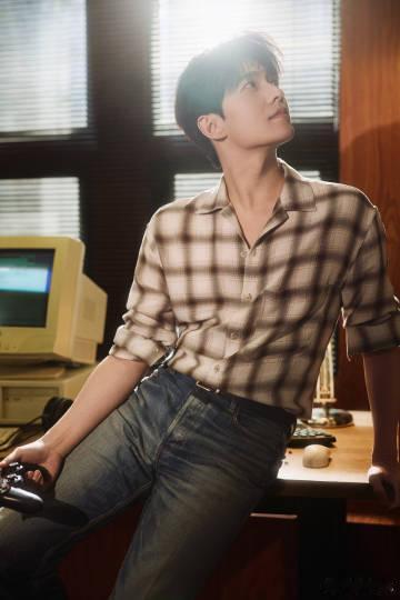 一瞬间分不清是肖奈还是杨洋 杨洋打游戏的样子，和肖奈大神无缝衔接，那帅气的侧脸和