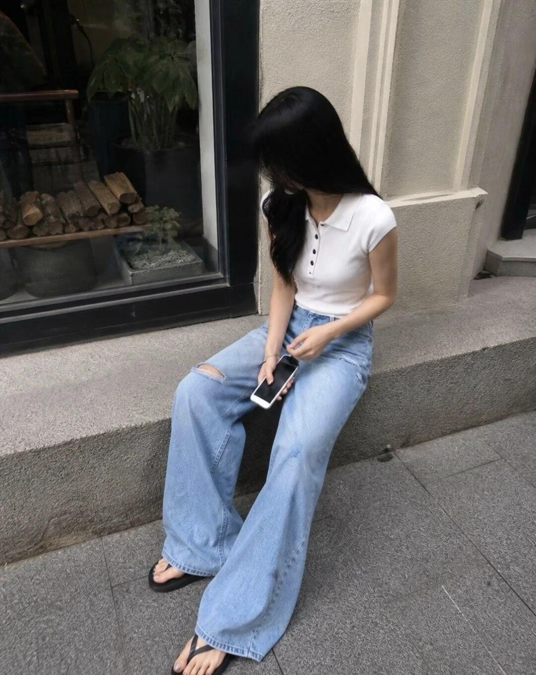 悠闲午后，坐在台阶上，享受手机时光。
